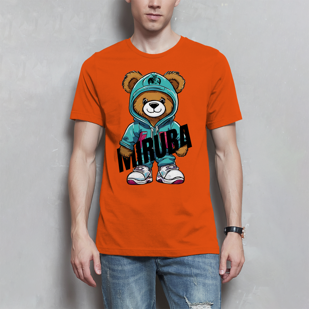 Herren T-Shirt in Orange und einem Teddybaer Design mit MIRUBA Schriftzug in der Hand auf der Brust