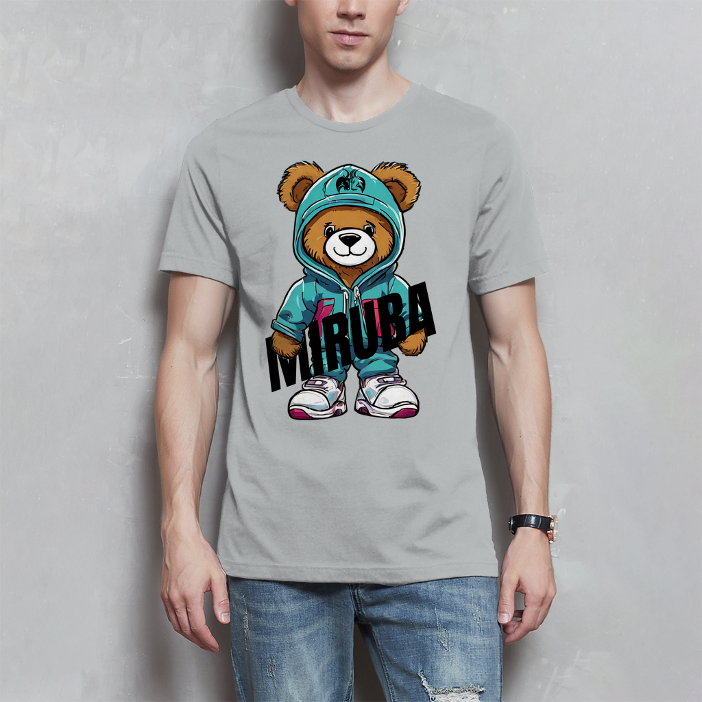 Herren T-Shirt in Pazifikgrau und einem Teddybaer Design mit MIRUBA Schriftzug in der Hand auf der Brust