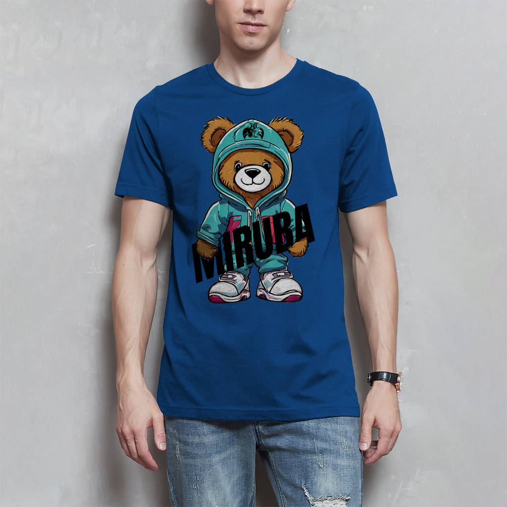 Herren T-Shirt in Royalblau und einem Teddybaer Design mit MIRUBA Schriftzug in der Hand auf der Brust