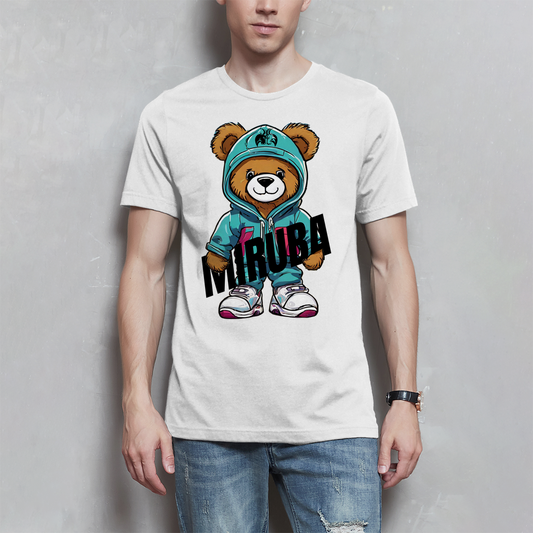 Herren T-Shirt in Weiß und einem Teddybaer Design mit MIRUBA Schriftzug in der Hand auf der Brust