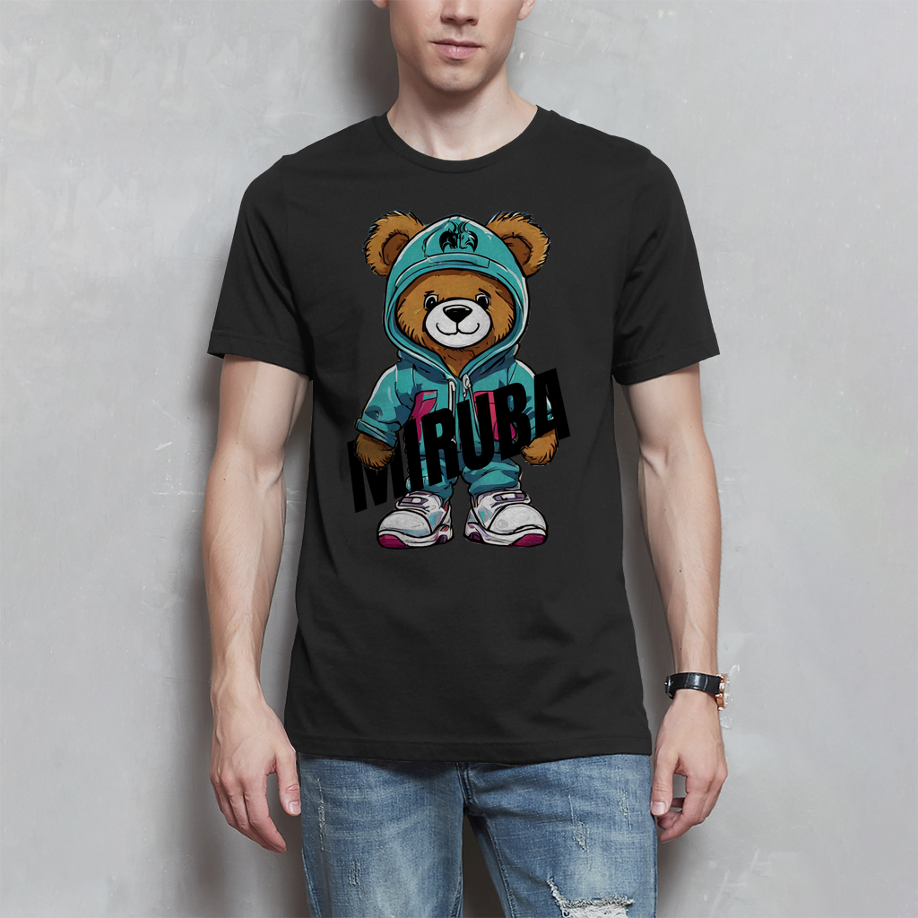 Herren T-Shirt in Schwarz und einem Teddybaer Design mit MIRUBA Schriftzug in der Hand auf der Brust